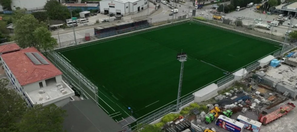 Büyükakın'ın Kartepe'ye Projesi Köseköy Stadına Sentetik çim halı serildi