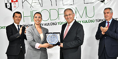 Kocaeli Üniversitesi Koşusunu jokey Mehmet Kaya Wardenclyffe ile kazandı