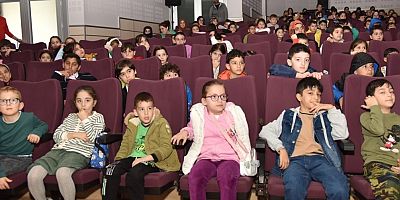 Dr.Panço Tiyatro gösterisi Kartepeli Çocukları eğlendirdi