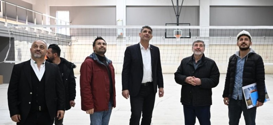 Kartepenin Mustafa Başkanı Vekil Sami Çakır'la Maşukiye Spor Salonunda